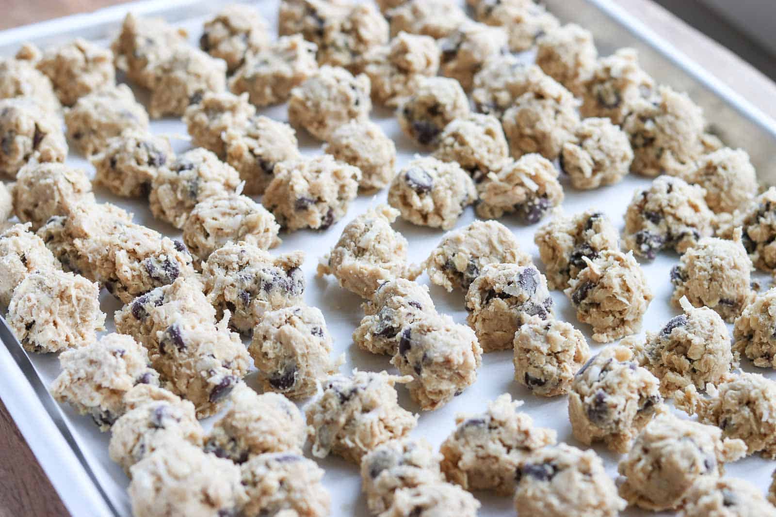 The BEST way to Freeze Cookie Dough!  🍪 Say good-bye to the days of  trying to fit a large sheet pan in the freezer to freeze cookie dough. The Cookie  Tray™